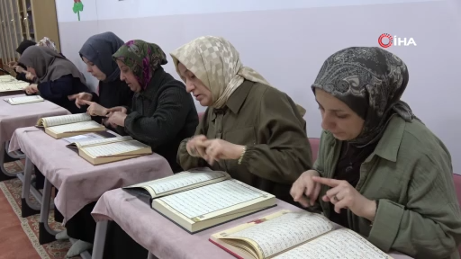 image-6 İşitme engelli kadınlar işaret diliyle Kur’an-ı Kerim öğreniyor